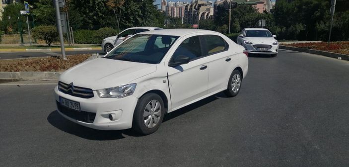 Kaza sonrası sürücüsünün kaçmaya çalıştığı otomobil refüje çarparak takla attı: 2 yaralı -6