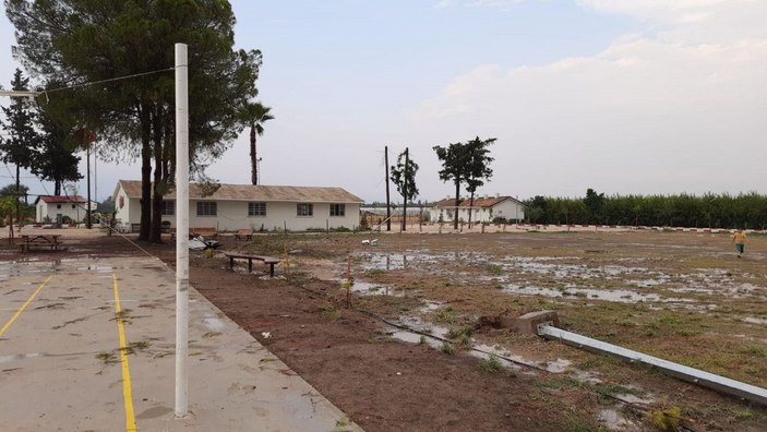 Kozanda fırtına, okulun çatısını uçurdu -1