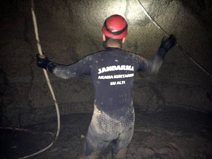 Sel basan HES tüneli inşaatında kaybolan işçiyi arama çalışmaları sürüyor -6