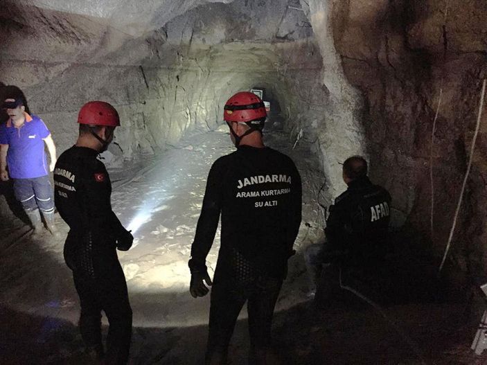 Sel basan HES tüneli inşaatında kaybolan işçiyi arama çalışmaları sürüyor -5