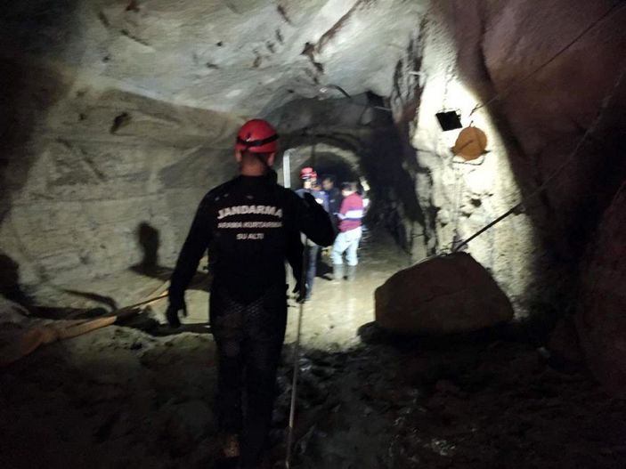 Sel basan HES tüneli inşaatında kaybolan işçiyi arama çalışmaları sürüyor -7