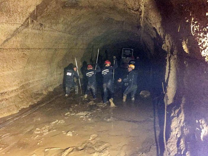 Sel basan HES tüneli inşaatında kaybolan işçiyi arama çalışmaları sürüyor -4