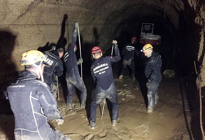 d, Sel basan HES tüneli inşaatında kaybolan işçiyi arama çalışmaları sürüyor -8