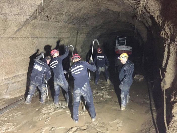 d, Sel basan HES tüneli inşaatında kaybolan işçiyi arama çalışmaları sürüyor -1