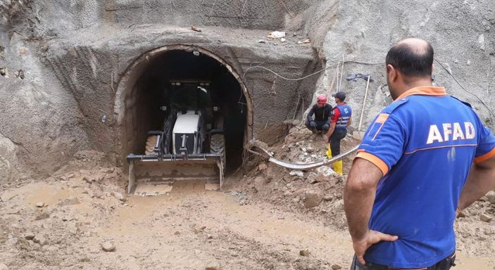 Sel basan HES tüneli inşaatında kaybolan işçiyi arama çalışmaları sürüyor -2