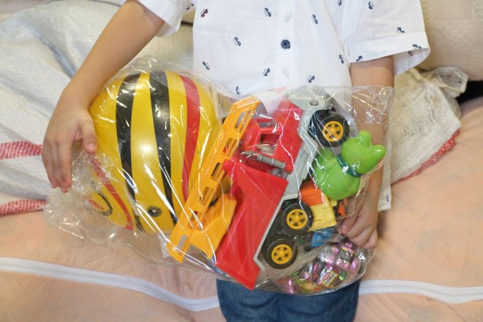 5 yaşındaki Mustafa, yangın bölgesindeki çocuklara oyuncaklarını gönderdi -3
