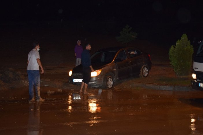 20 dakikalık sağanak yağış Malatya’yı felç etti -2