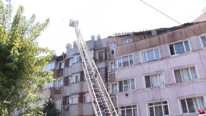 Fatih'te 4 katlı binanın çatısı alev alev yandı -3
