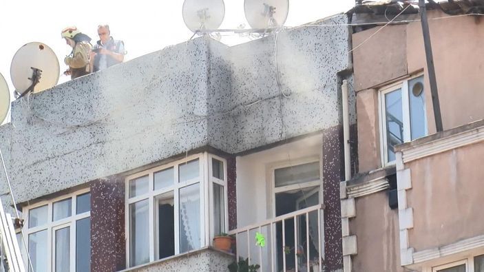 Fatih'te 4 katlı binanın çatısı alev alev yandı -4