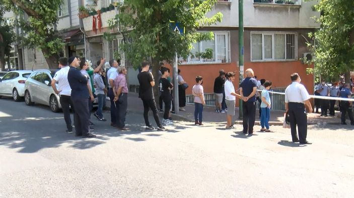 Fatih'te 4 katlı binanın çatısı alev alev yandı -5