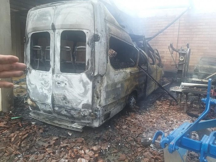 Çorum'da depo yangını; minibüs ve tarım aletleri alev alev yandı -4