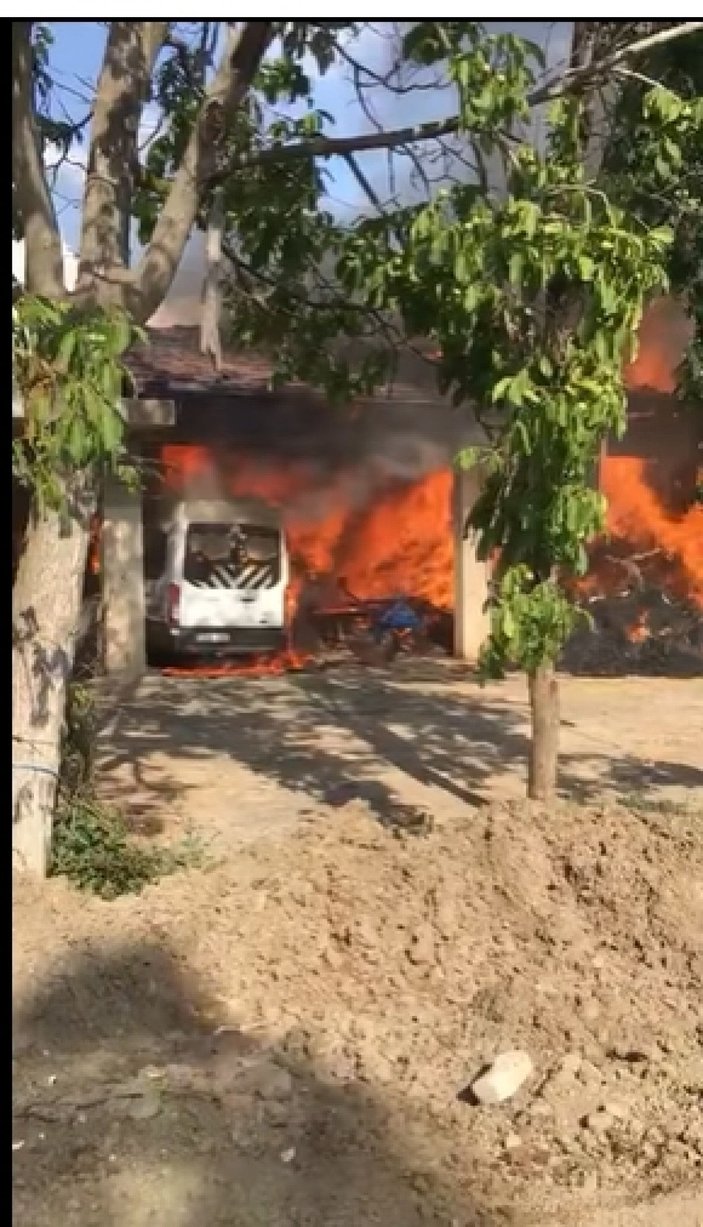 Çorum'da depo yangını; minibüs ve tarım aletleri alev alev yandı -1