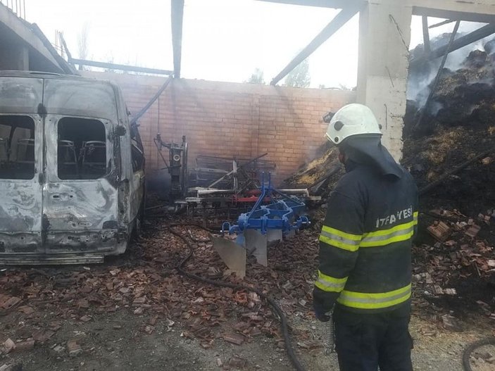 Çorum'da depo yangını; minibüs ve tarım aletleri alev alev yandı -5