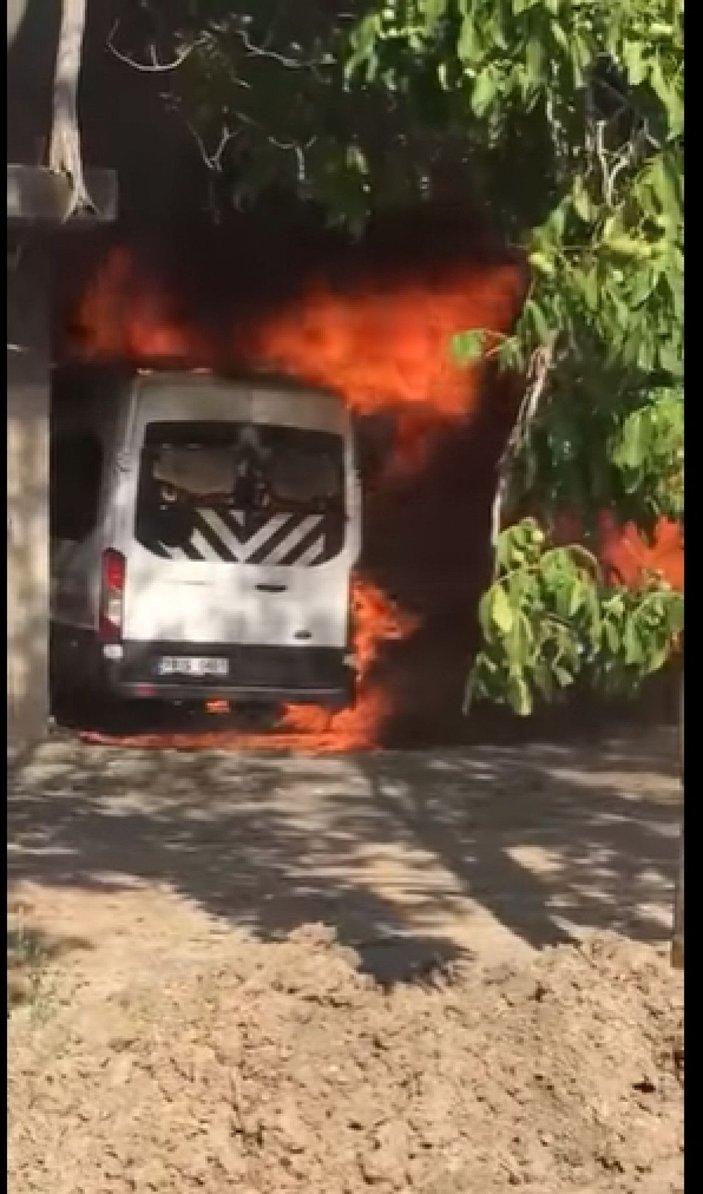 Çorum'da depo yangını; minibüs ve tarım aletleri alev alev yandı -2