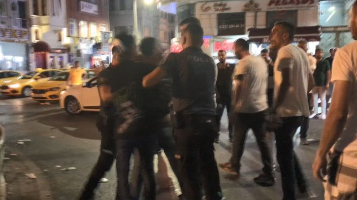 Taksim Meydanı'nda tekme tokat birbirlerine saldırdılar -5