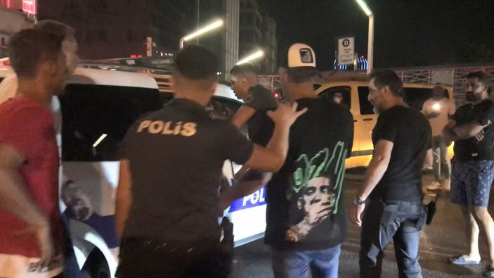 Taksim Meydanı'nda tekme tokat birbirlerine saldırdılar -6