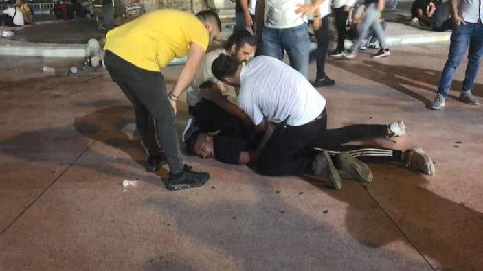 Taksim Meydanı'nda tekme tokat birbirlerine saldırdılar -2