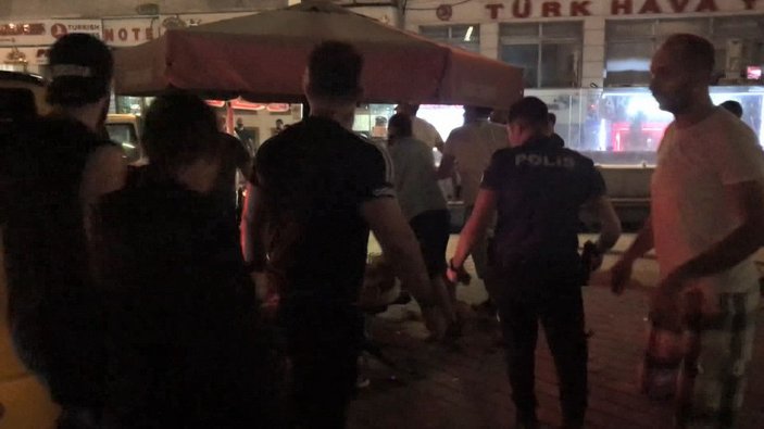 Taksim Meydanı'nda tekme tokat birbirlerine saldırdılar -4