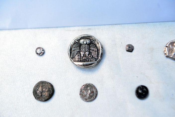 d Atina Dekadrachm sikkesinin imitasyon olduğunu iddia etti, serbest kaldı -1