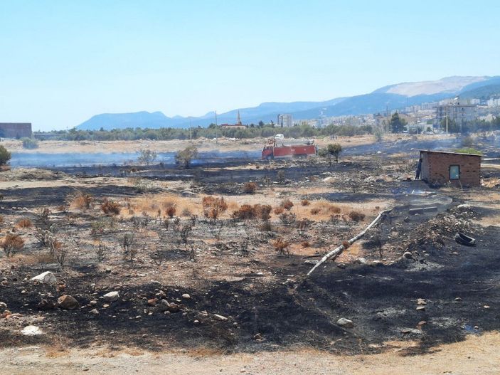 Silifke'deki otluk  alanda çıkan yangın kontrol altına alındı -1