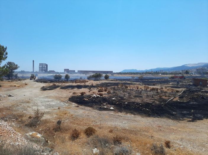 Silifke'deki otluk  alanda çıkan yangın kontrol altına alındı -2