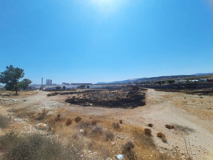 d Silifke'deki otluk alanda çıkan yangın kontrol altına alındı -3