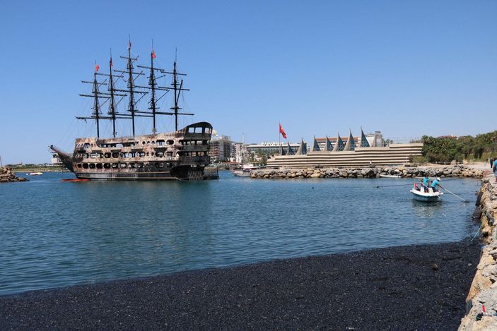 Alanya'da tekne yangınları sonrası denizde temizlik -4