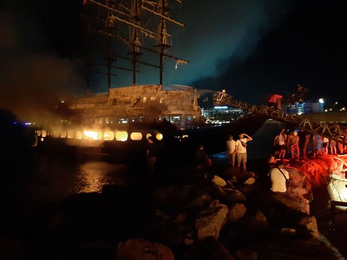 Alanya'da tekne yangınları sonrası denizde temizlik -7