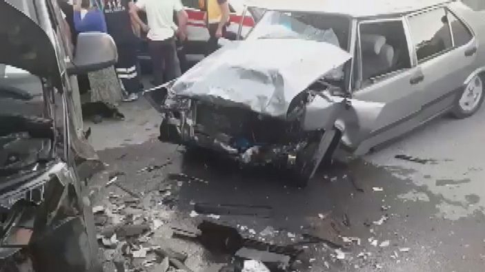 Arnavutköy'de minibüs ile otomobil çarpıştı: 7 yaralı -4