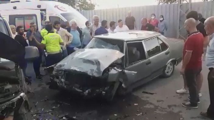 Arnavutköy'de minibüs ile otomobil çarpıştı: 7 yaralı -3