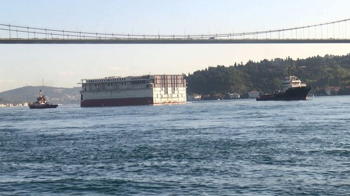 Dev geminin parçası İstanbul Boğazı'ndan geçti -2