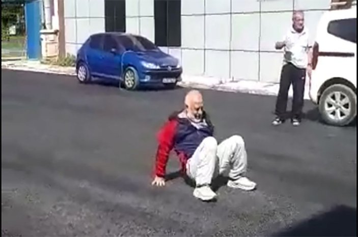 Sakarya'da yıllardır beklediği asfalt yola kavuşan yaşlı adam taklalar attı