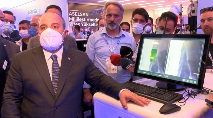 Bakan Mustafa Varank, milli işlemci Çakıl'ı İDEF 2021'de tanıttı