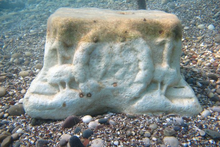 Deniz dibinde Roma dönemine ait sütun başı -1