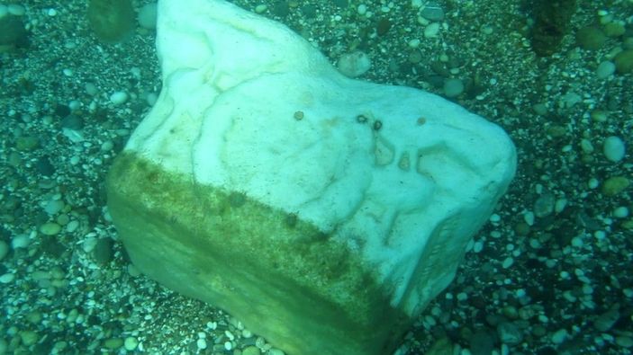Deniz dibinde Roma dönemine ait sütun başı -7