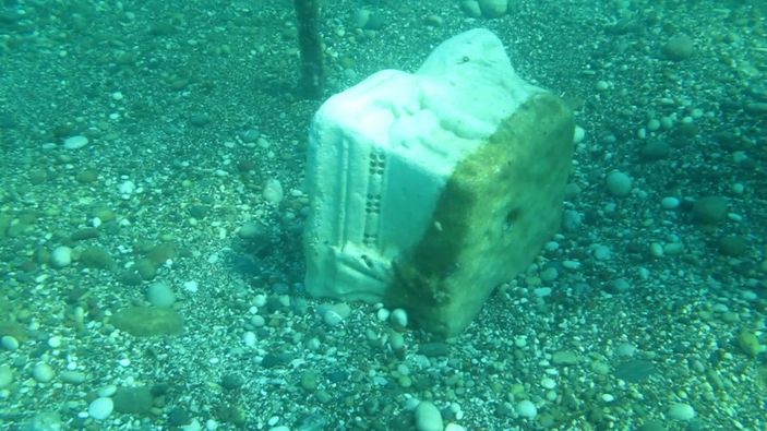 Deniz dibinde Roma dönemine ait sütun başı -9