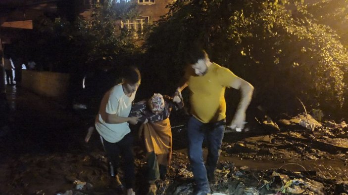 Zonguldak'ta heyelan yaşanan mahalledeki bir ev tahliye edildi -1