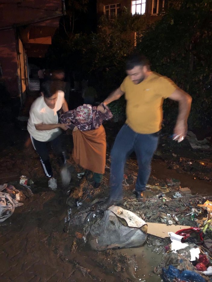 Zonguldak'ta heyelan yaşanan mahalledeki bir ev tahliye edildi -2