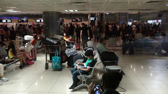 Trabzon Havalimanı'nda pist çatladı, uçuşlar iptal edildi (2) -9