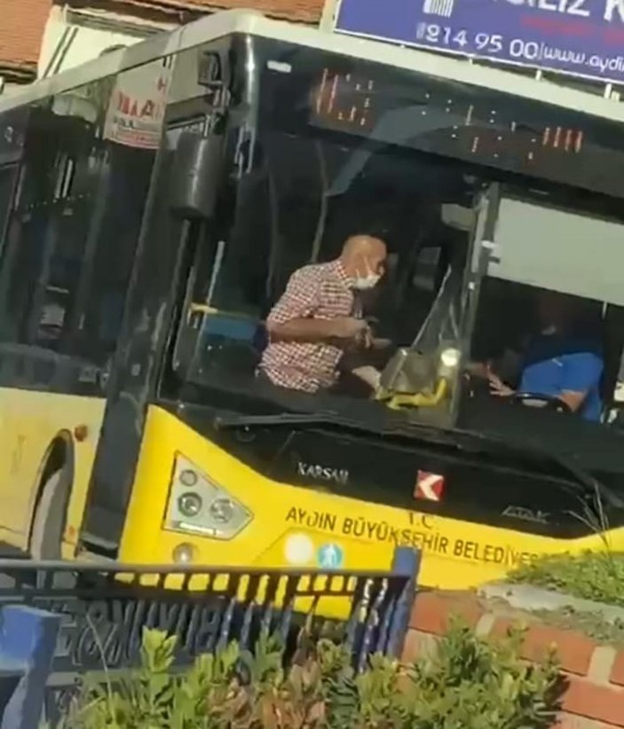 70 yaşındaki yolcu, otobüs şoförünü bıçaklamaya kalktı -1