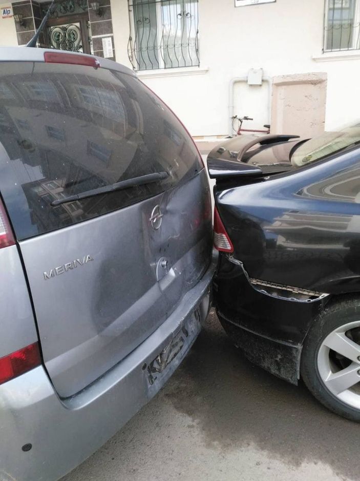 Kamyonetin 2 araca vurup kaçması güvenlik kamerasında -3