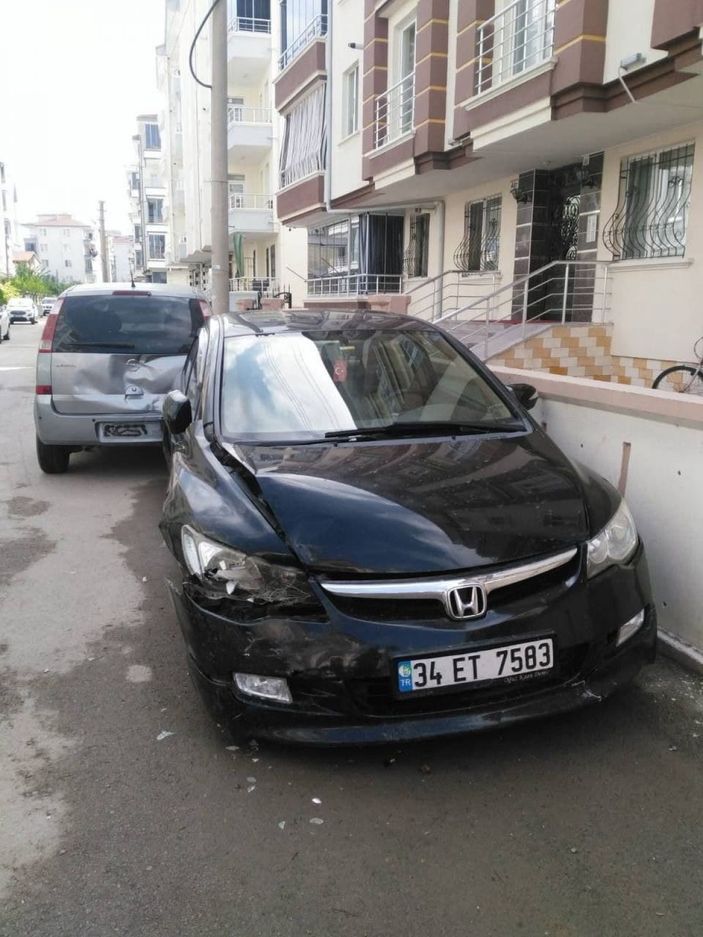 Kamyonetin 2 araca vurup kaçması güvenlik kamerasında -5