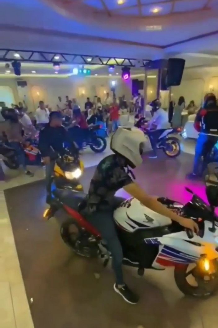 Hatay'da düğün salonuna motosikletleriyle girdiler