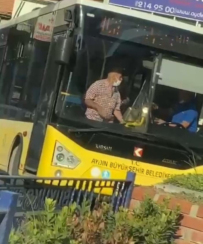 70 yaşındaki yolcu, otobüs şoförünü bıçaklamaya kalktı -2