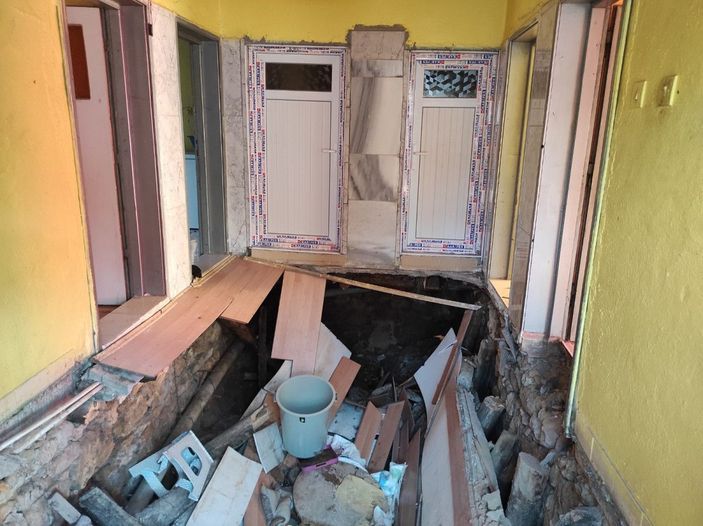 Konya'da evin tabanının çökme nedeni 'rutubet' çıktı -2