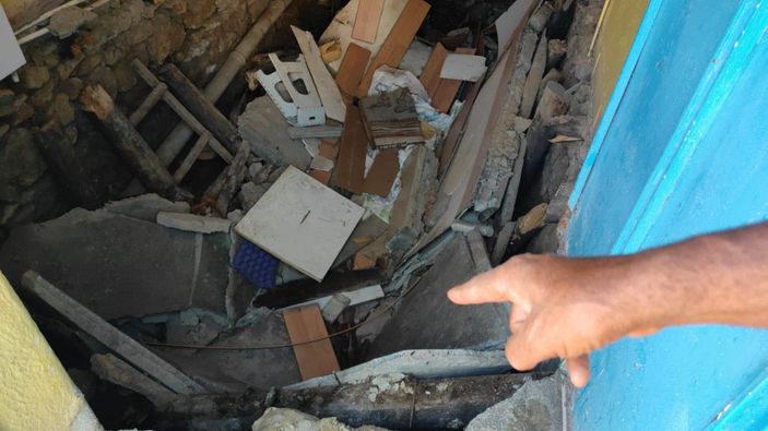 Konya'da evin tabanının çökme nedeni 'rutubet' çıktı -3