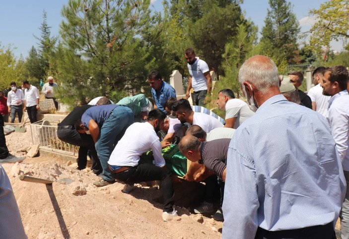 Poz verirken çatıdan düşen Kübra, toprağa verildi -7