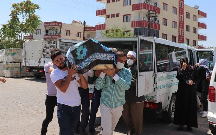 Poz verirken çatıdan düşen Kübra, toprağa verildi -1