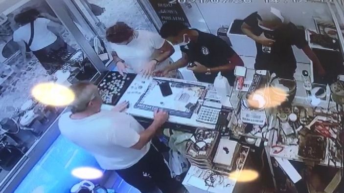 Şişli'de yüzük satma bahanesiyle oyalayıp telefonunu çaldılar -2