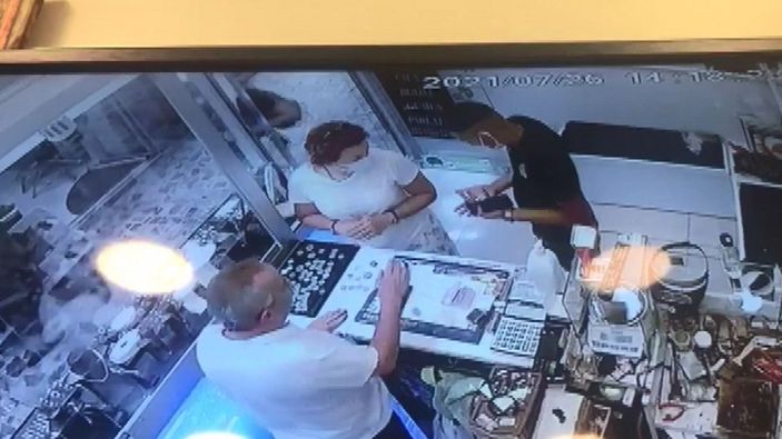 Şişli'de yüzük satma bahanesiyle oyalayıp telefonunu çaldılar -6
